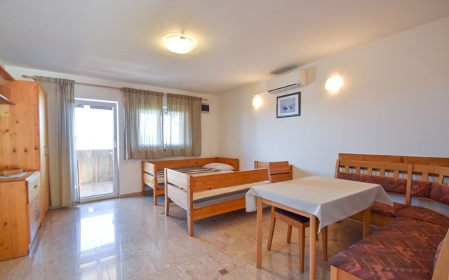 Apartment Lidija - family friendly & close to the sea: B2 Banjol, Island Rab