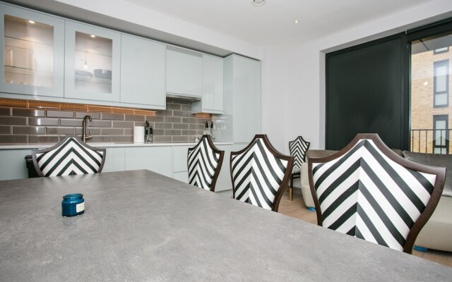 Modern 1 Bedroom Apartment With Balcony