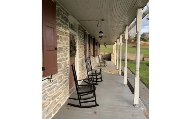 The Avenue Guesthouse and Gallery