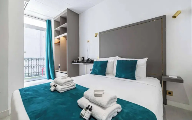 Deluxe Bedroom With Balcony in Cannes Palais