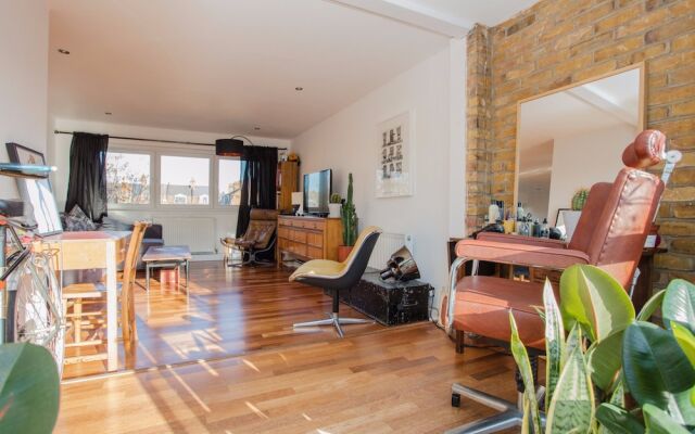 2 Bedroom Flat in Whitechapel with Large Balcony