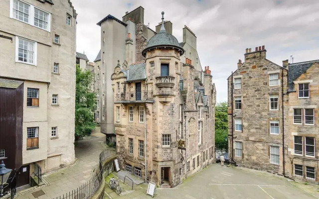 JOIVY Royal Mile Tower Apartment