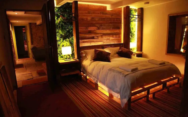 The Lodge Rooms