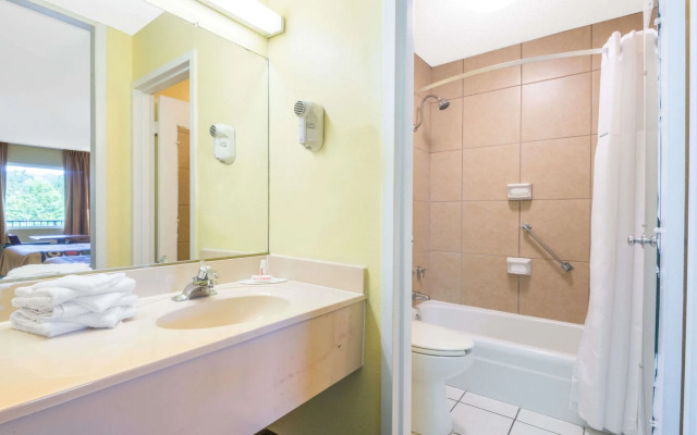 Super 8 Williamsburg