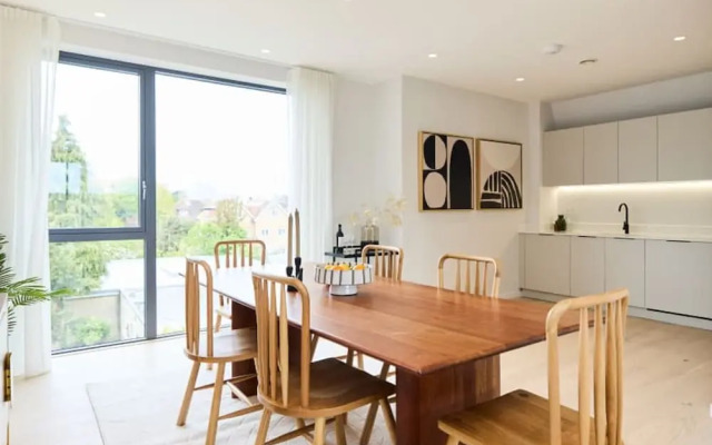 The Brondesbury Hideaway - Stylish 3bdr Flat With Balcony Parking