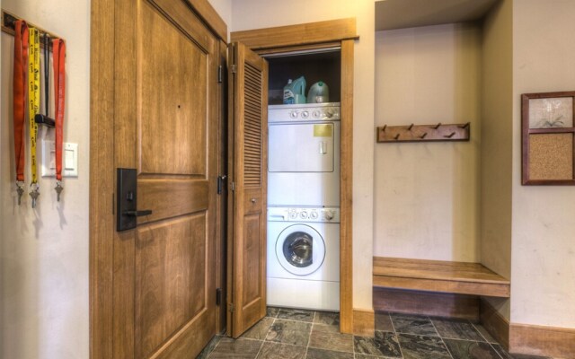 Lone Eagle by Summit County Mountain Retreats