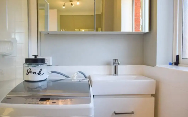 Sun-drenched 1 Bed Studio Apartment In Newtown