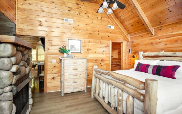 Cades Cove by Avantstay Treetop Haven in Smokey Mountains w/ Hot Tub, Game Room & Home Theatre