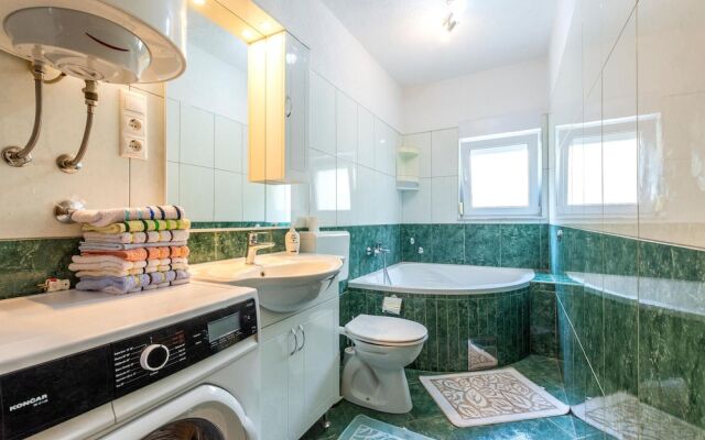 Nice Apartment in Duce With 2 Bedrooms and Wifi