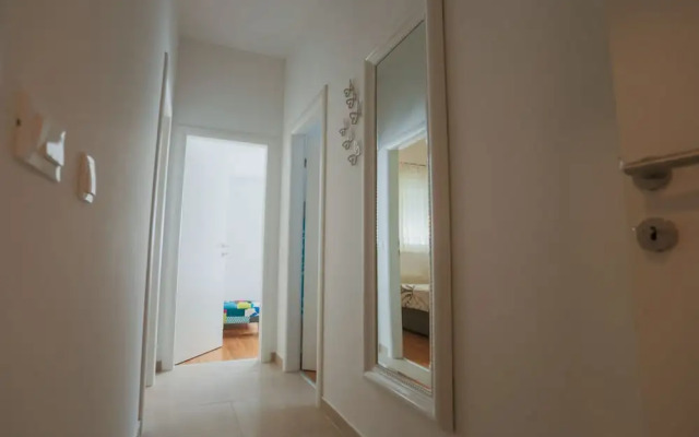 Lovely 4 Star 3-bed Apartment in Podstrana