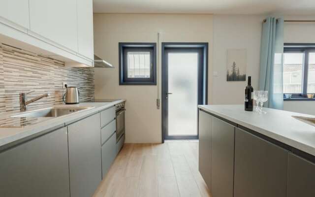 Amazing Villa With Terrace by Homing