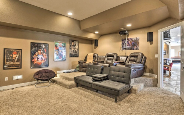 Black Hawk Lower-level Unit With Game Area!
