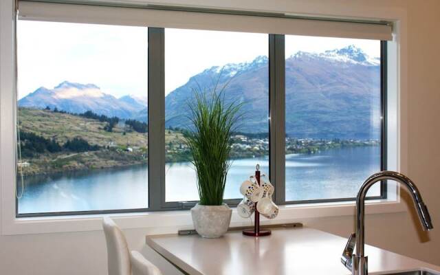 Remarkable Lake View Townhouse Queenstown Hill