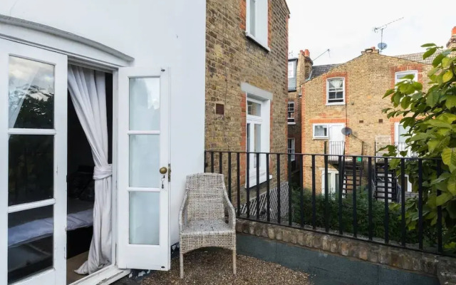 Fabulous 4-Bed House in Fulham with Garden!