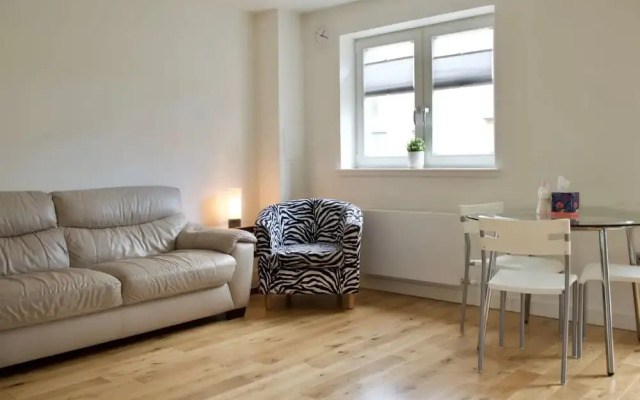 Modern 2 Bedroom Apartment With Parking