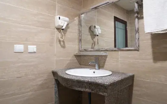 Chongqing Lushan Junwei Business Hotel
