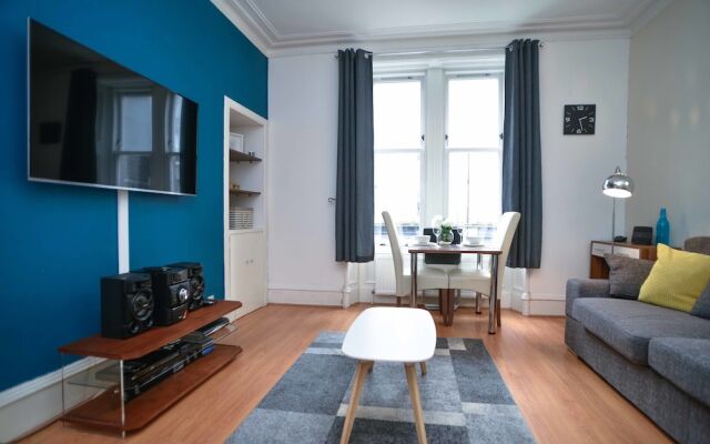 Modern Flat in Rosemount City Centre