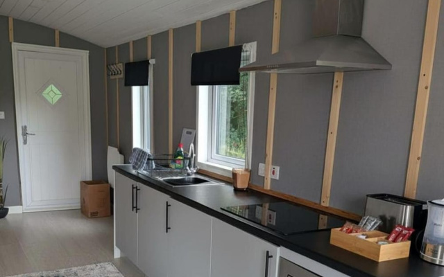 Tranquil Cabin Retreat- Sleeps 2, Parking