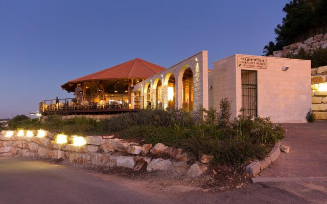 Shoresh Green Hills Family Suites Hotel