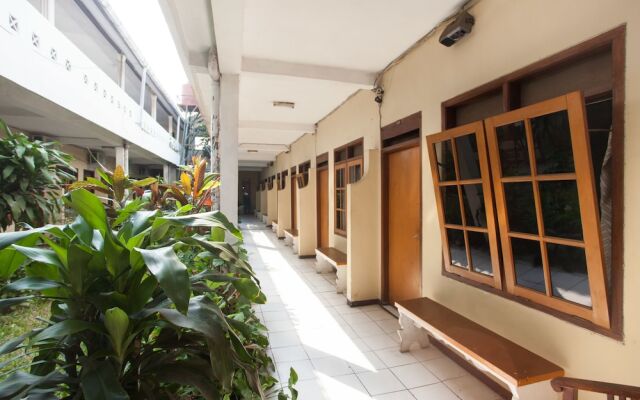 RedDoorz near Plaza Araya