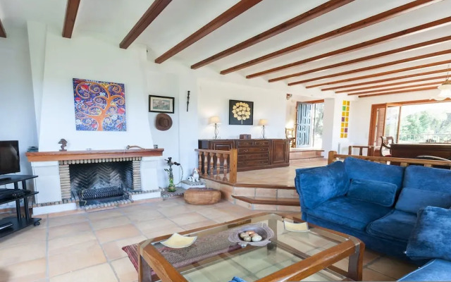 Casabra in Ador With 5 Bedrooms and 3 Bathrooms
