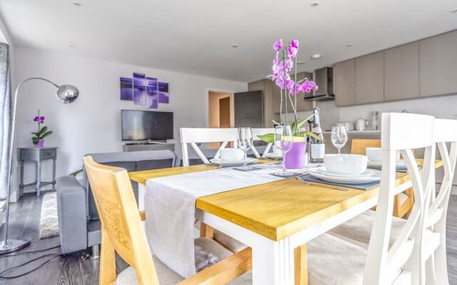 Luxury Bedford Riverside Apartment