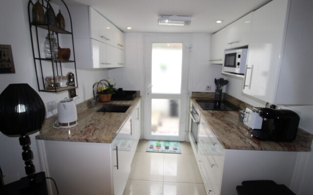 Beautiful Cosy 1 Bedroom Basement Apartment
