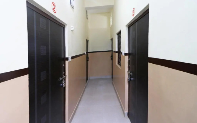 Bharat Lodge  by OYO Rooms