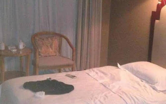 Red Crowned Crane Hotel