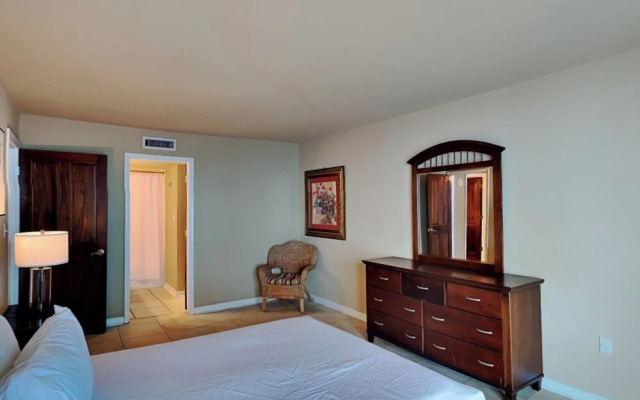 Sabine Yacht & Racquet #8D