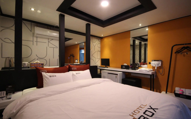 Box Hotel