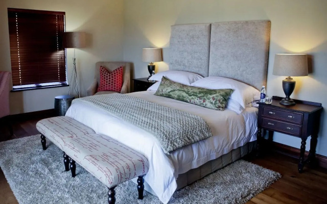 Under Oaks Guest House