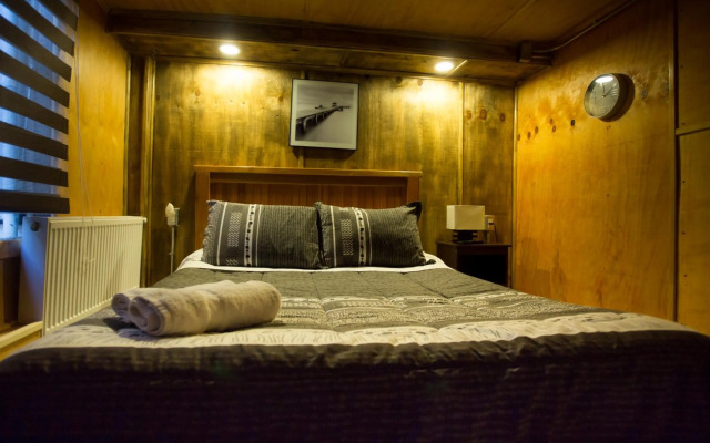 Hotel low cost y restaurant Colón