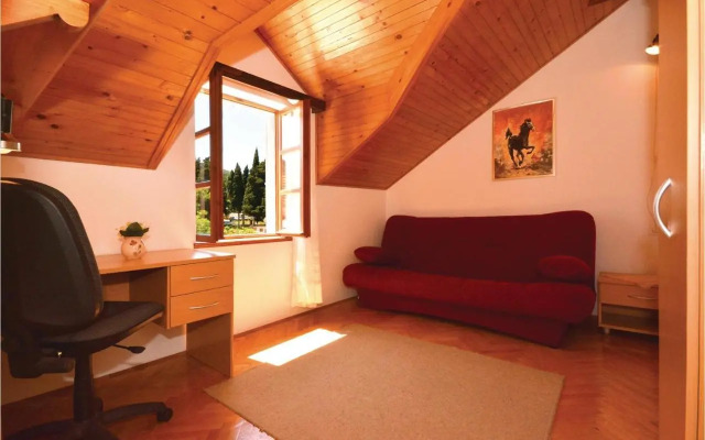 Three-Bedroom Apartment with a Fireplace in Stari Grad