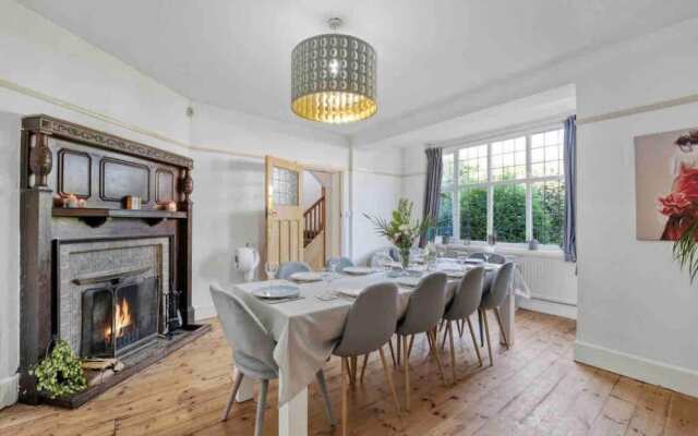 Beautifully Furnished Home - 5 Minutes to the Sea!