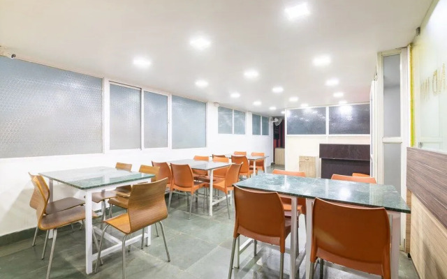 OYO 5379 Crown White House