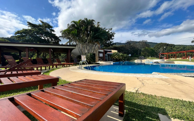 Modern 2 bed APT complex Pool,Tennis,Gym,FreeWiFi