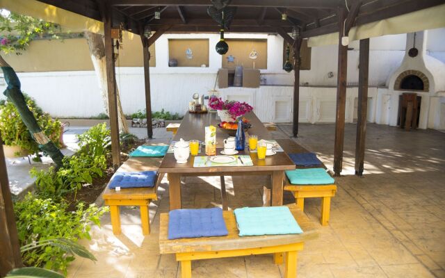 Jiannis House