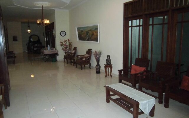 Griya Putri Dewi Family Guest House
