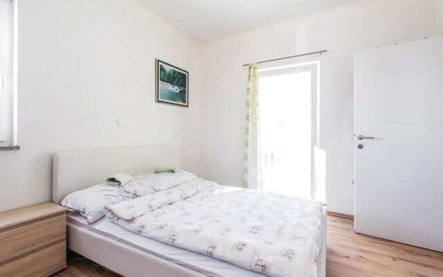 Amazing Home in Jurdani With Wifi and 4 Bedrooms