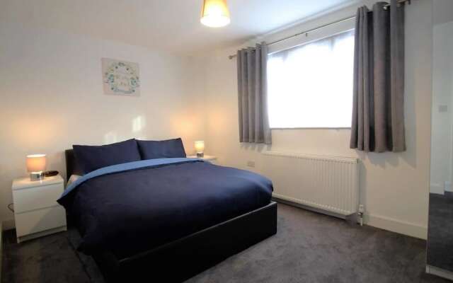 Exquisite 3 Bed apartment near Heathrow