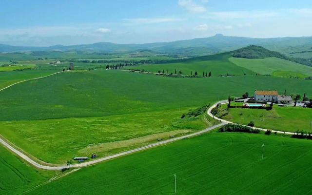 Modern Farmhouse in Pienza With Pool