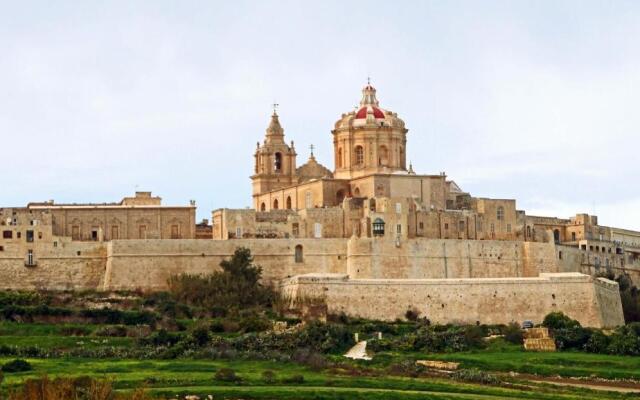 Stylish 2BR Apartment in Valletta