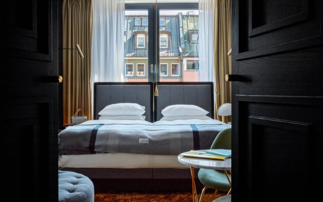 Roomers Munich, Autograph Collection