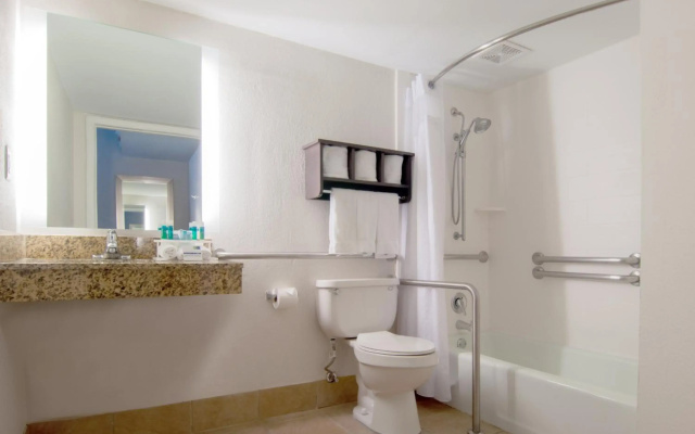 Holiday Inn Express Hotel & Suites Spence Lane by IHG