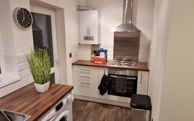 Modern, Spacious Walking Distance to Castle & Town