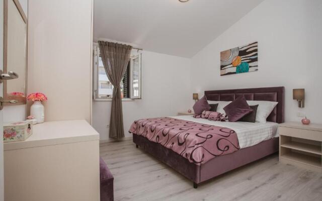 A2 - Luxury apt w Terrace, Gym, Jacuzzi & Sauna