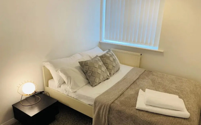 3 Bedroom Cozy House in Reading