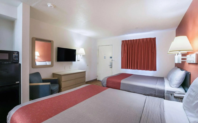 Motel 6 Dothan, AL
