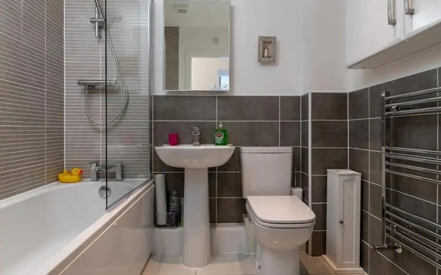 Modern Apartment in Deganwy With Parking